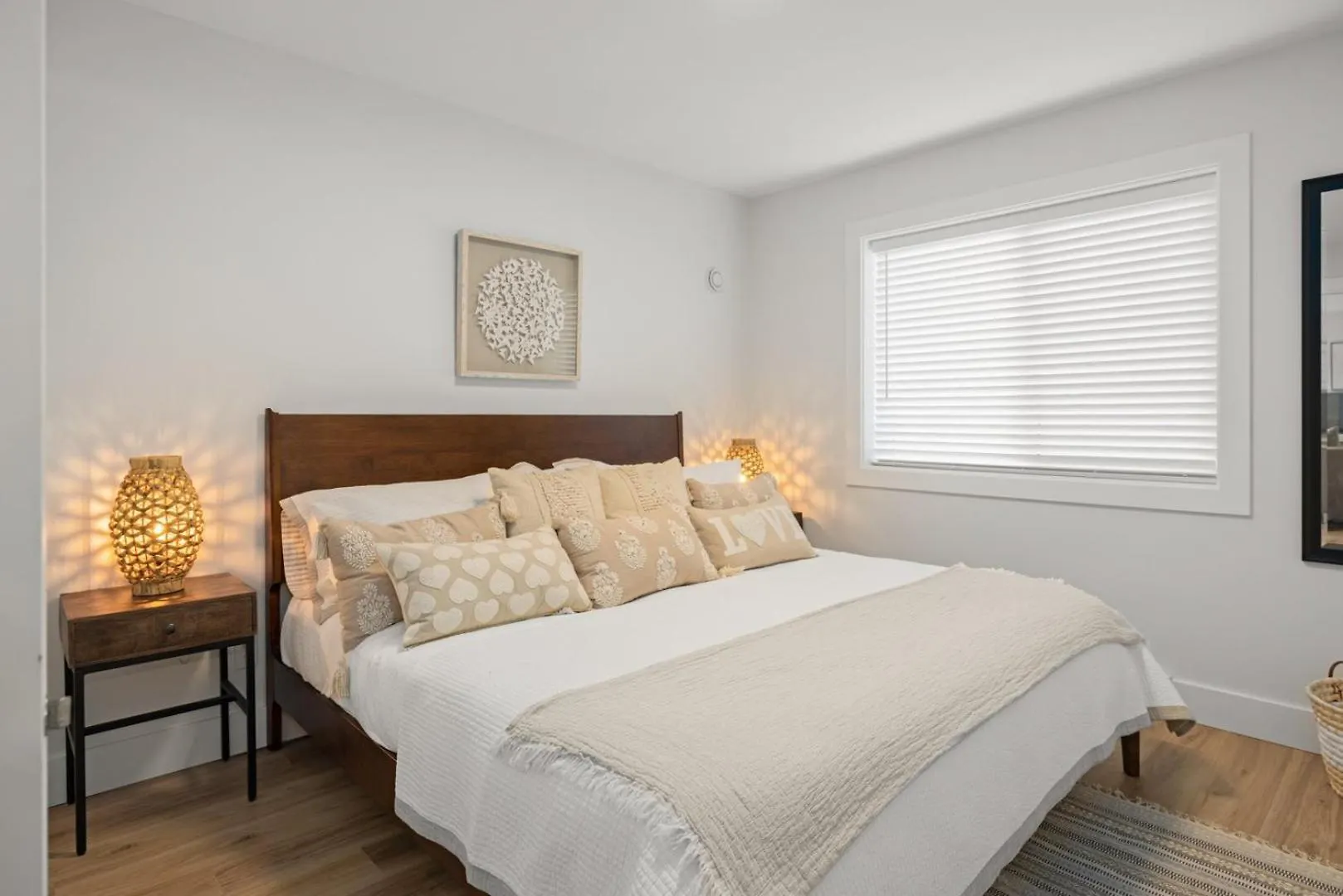 Private Modern Garden Suite, 5 Minutes To Downtown! Victoria